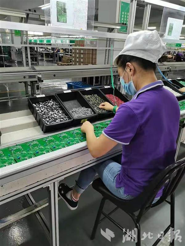 全天候智能產線提速 記者“云參觀”精倫電子生產車間看制造業韌性——（原文 記者'云參觀'精倫電子生產車間——為達全年目標24小時不停工）